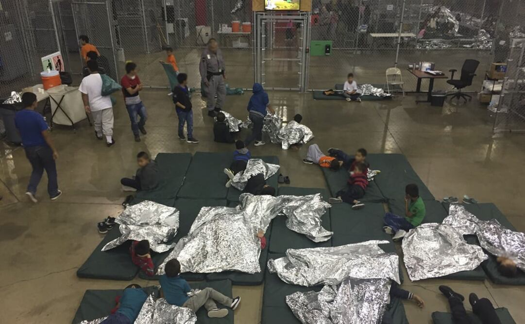 Menores esperando a sus padres en jaulas. (FOTO: AFP)