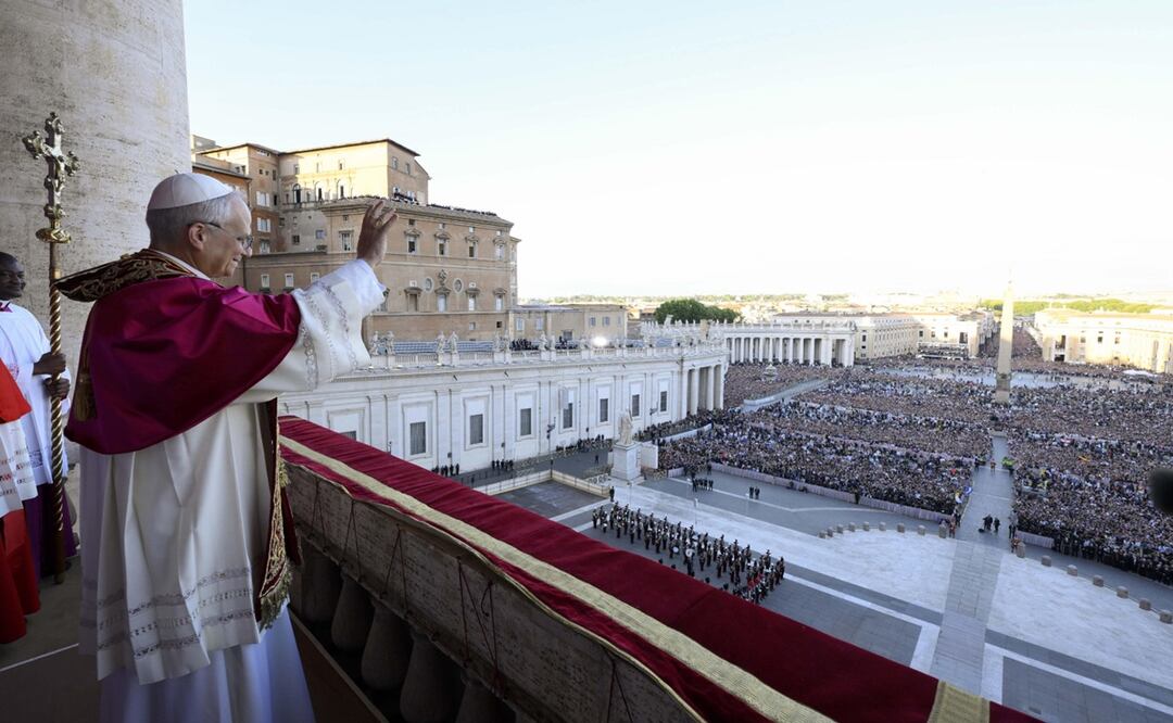 El papa León XIV en su primer mensaje al mundo tras ser elegido líder de la Iglesia católica en mayo pasado. Foto: EFE
