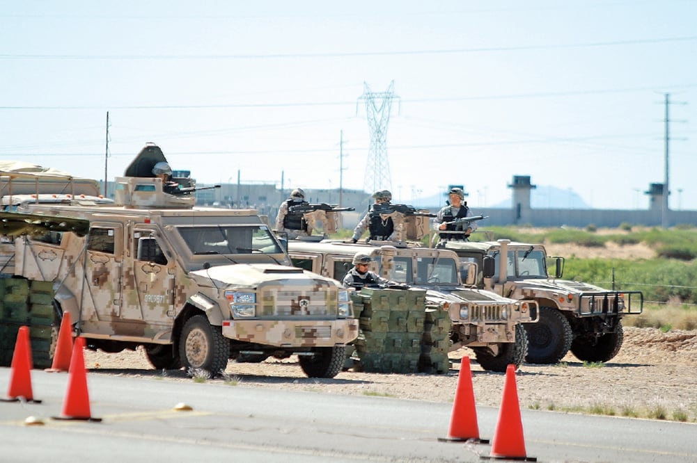La vigilancia afuera del Cefereso de Ciudad Juárez se reforzó con la presencia de unidades militares (RAYMUNDO RUIZ. AP)