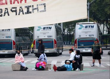 FOTOS: Normalistas paralizan Reforma e Insurgentes tras más de 15 horas de bloqueo
