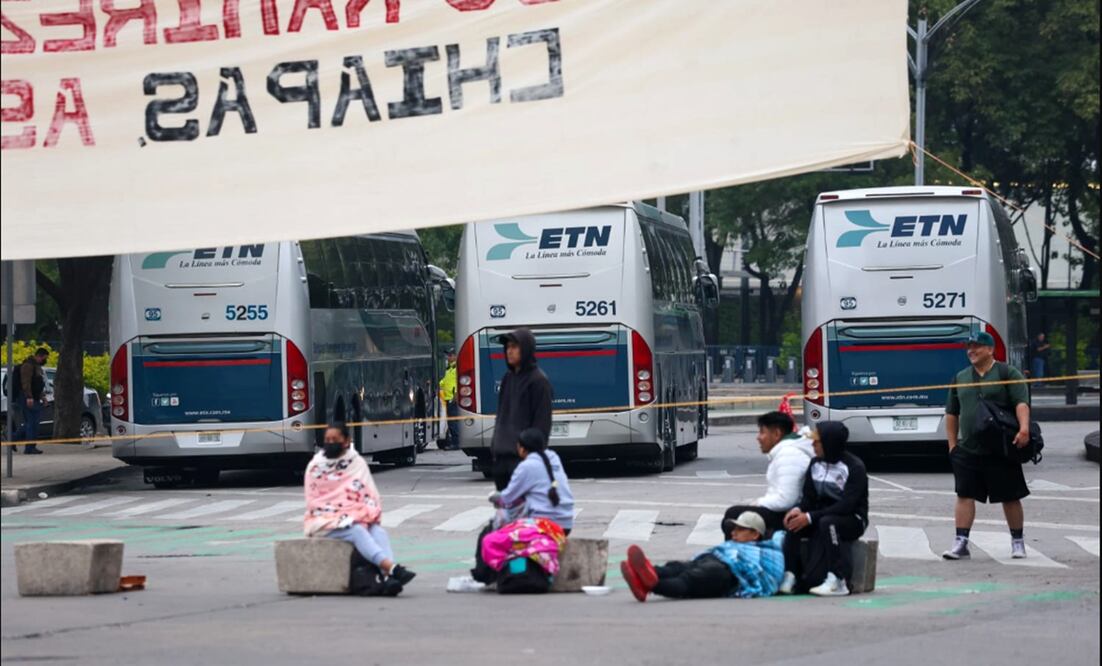 Luego de más de 15 horas de bloqueo, alumnos de la Escuela Normal Rural Mactumactzá, de Chiapas, mantienen un bloqueo en el cruce de Paseo de la Reforma e Insurgentes, en la Ciudad de México, el 4 de junio de 2025. Foto: Axel Sánchez/EL UNIVERSAL