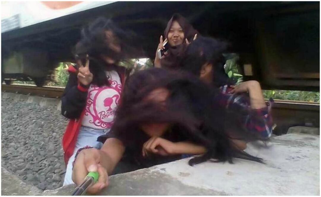 La joven “voló” varios metros lejos del lugar de la selfie después del impacto