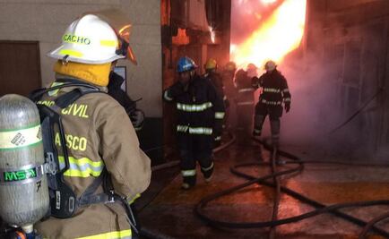 Evacuan escuelas por incendio en fábrica de Guadalajara