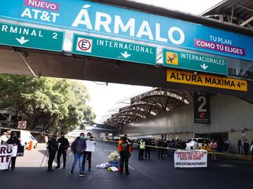 Papás de niños con cáncer bloquean accesos del AICM; amagan con cierres cada martes