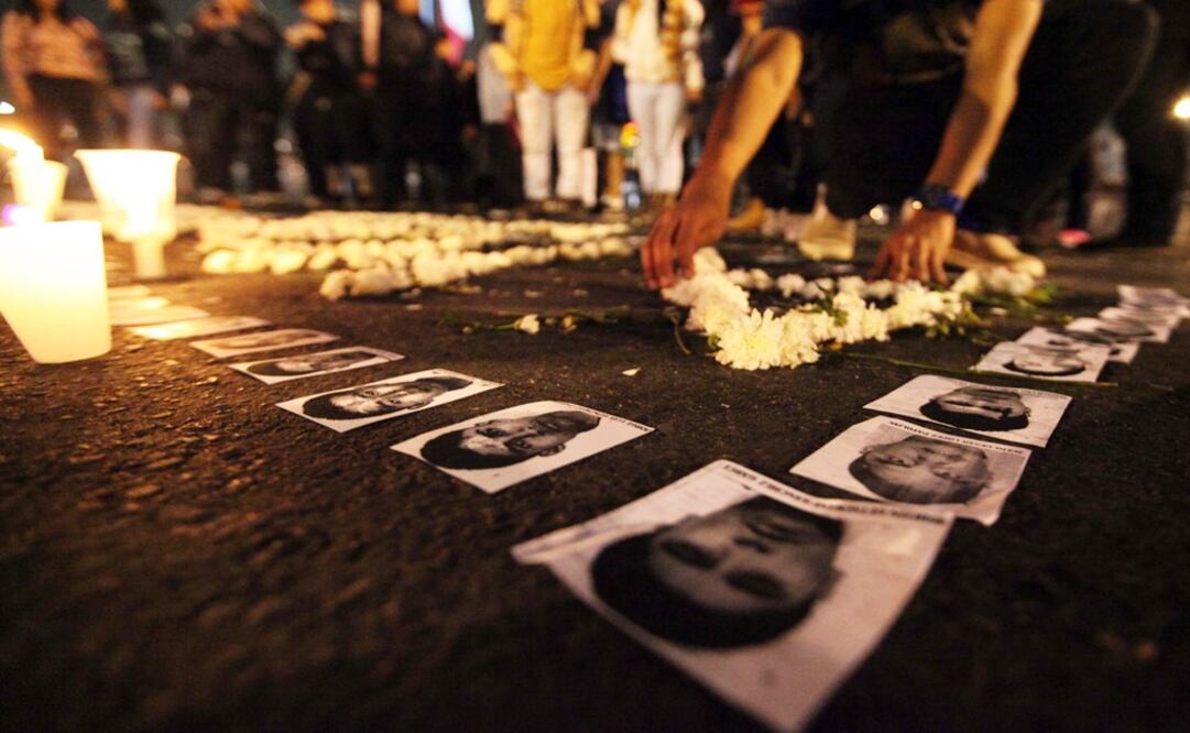 An altar for the 43 students – Photo: File Photo/EL UNIVERSAL