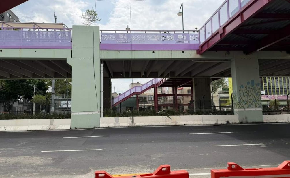 Los dos puentes que están a dos calles del Metro Chabacano aún siguen sin poder abrir a la ciudadanía, pese a que lucen completos. Foto: Leonardo Lugo / EL UNIVERSAL