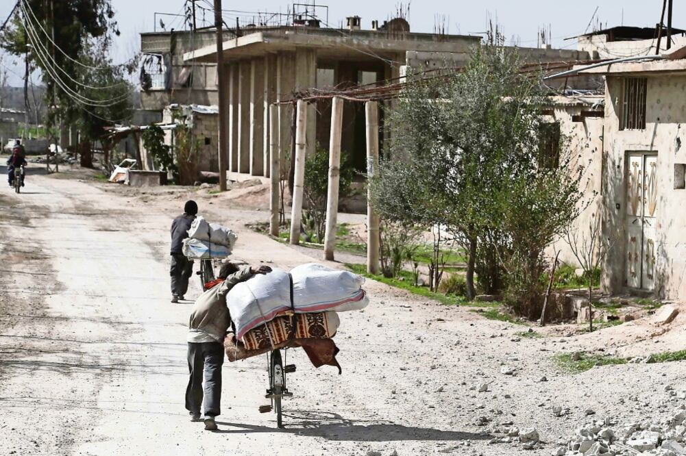 Civiles sirios tratan de huir de la localidad de Utaya, en Guta Oriental (ABDULMONAM EASSA. AFP)