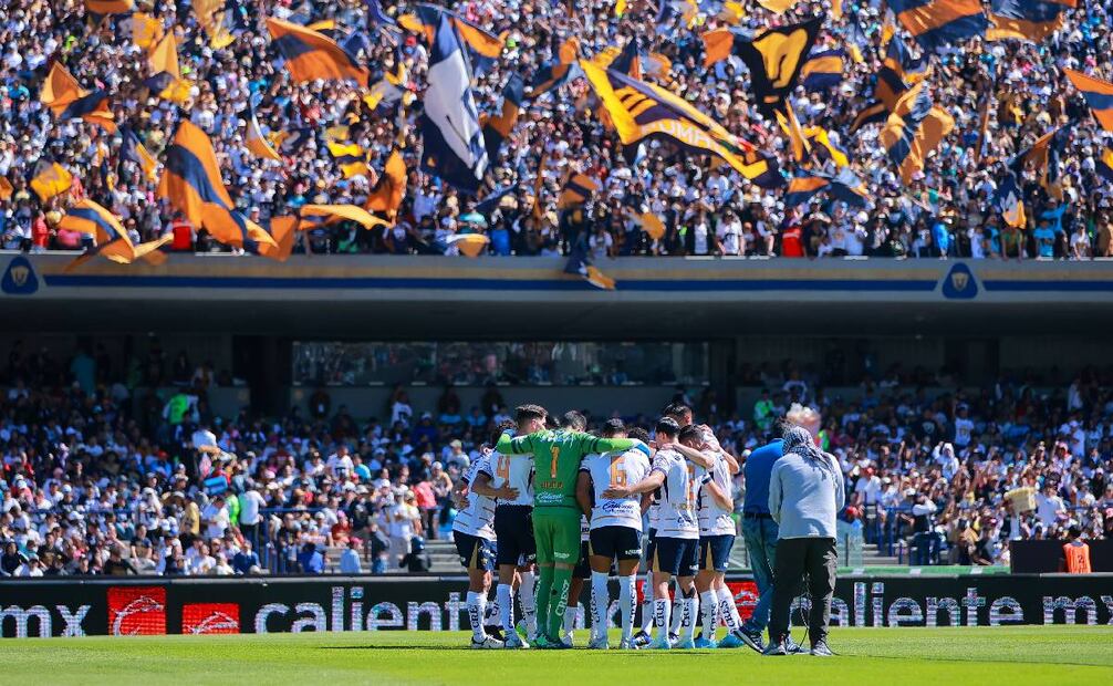 jugadores de los Pumas se reúnen previo al partido ante Rayados en Ciudad Universitaria. FOTO: Imago7