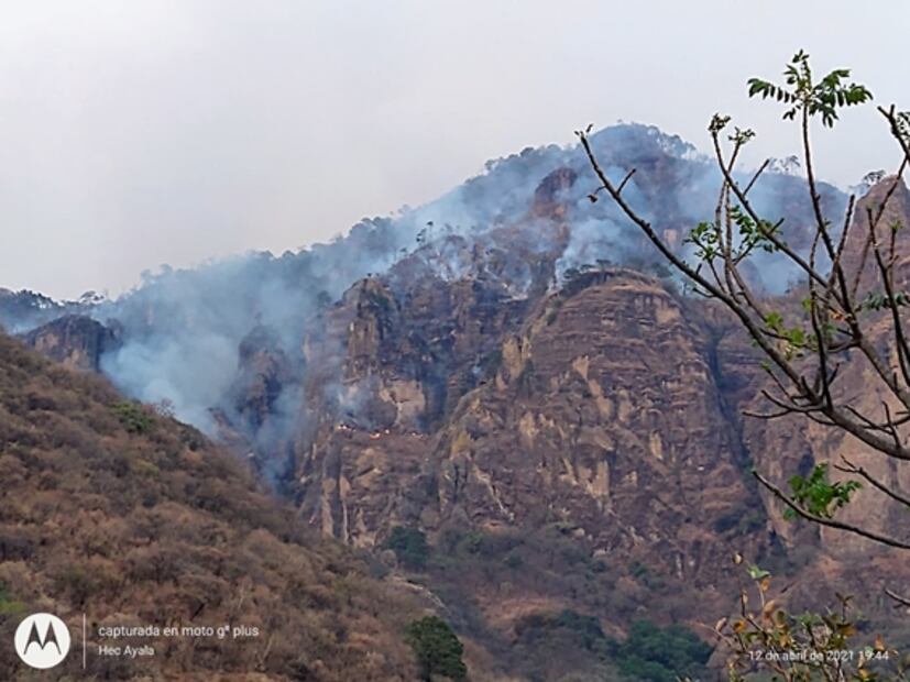 Piden a pobladores de Tepoztlán resguardarse por incendio