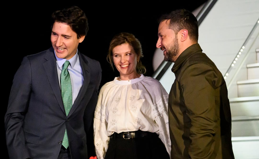 El primer ministro canadiense, Justin Trudeau, izquierda, saluda al presidente ucraniano, Volodimir Zelensky, y a su esposa Olena Zelenska, al llegar al Aeropuerto Internacional Macdonald-Cartier de Ottawa. Foto: AP
