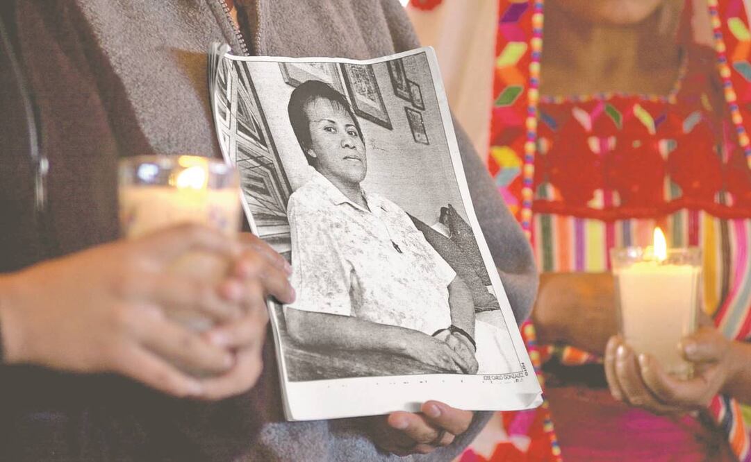Una foto de Digna Ochoa, durante una misa en 2001, en Chiapas, tras su muerte. Foto: ARCHIVO AP