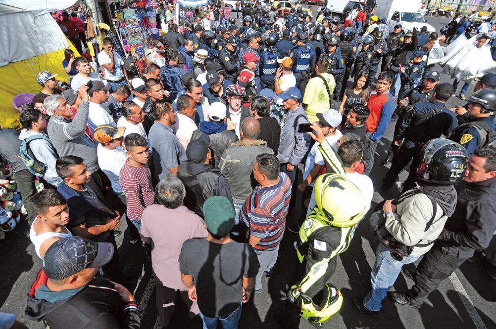 Más de mil 300 uniformados arribaron a los carriles de Eje 1 Norte, cerca del metro Tepito, donde los comerciantes intentaron colocar sus puestos (FERNANDO RAMÍREZ. EL UNIVERSAL)