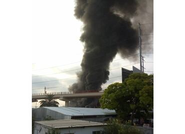 Desalojan fábrica de aluminio en Nuevo León por incendio