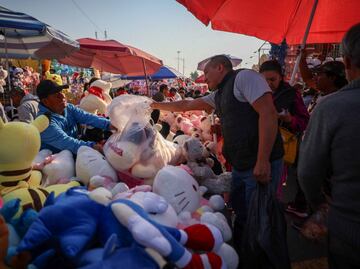 14 de febrero: enamorados invierten hasta mil pesos en regalos; “no es un gasto que duela si quieres a la persona”, aseguran