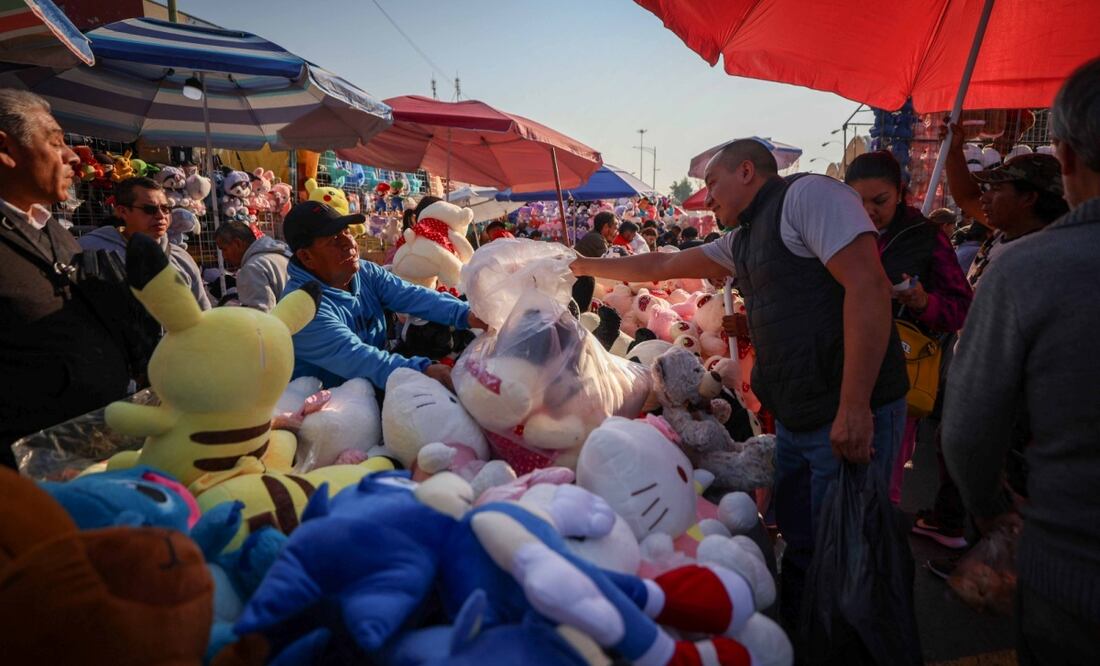 De acuerdo con la Cámara Nacional de Comercio, Servicios y Turismo (Canaco) la inversión estimada de las y los enamorados para este 14 de febrero será de 850 pesos. Foto: Diego Simón / EL UNIVERSAL