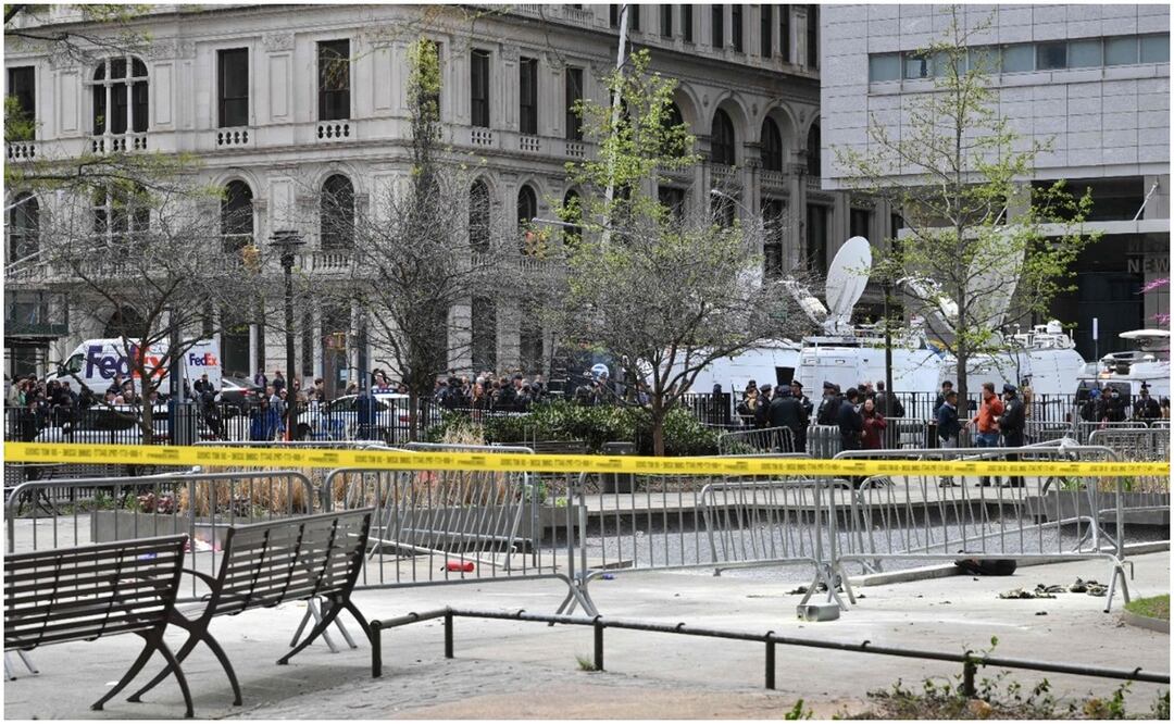 Hombre se prende en fuego frente a Corte de Nueva York donde Trump será juzgado. Foto: AFP