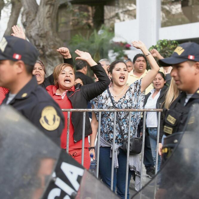 Simpatizantes del ex presidente peruano Alan García participaron el lunes en una manifestación de apoyo en Lima. Foto: ERNESTO ARIAS. EFE