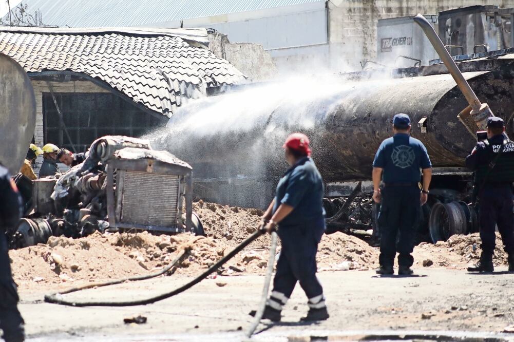 El 5 de octubre tres contenedores que presuntamente almacenaban diesel de manera ilegal explotaron en la calle Pedro Pérez. (ARIEL OJEDA. EL UNIVERSAL)