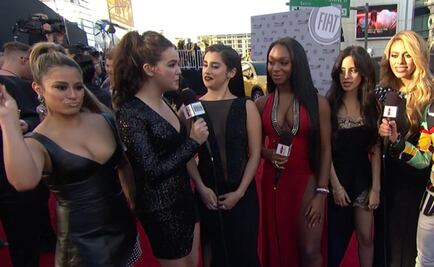 Desfilan famosos en alfombra roja de los American Music Awards