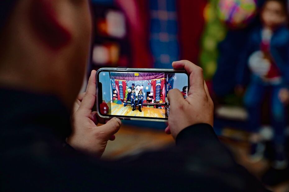 Santa Claus incorpora la tecn. Además de las grabaciones personalizadas, Santa realiza shows para llevar el espíritu navideño a la comunidad. ología con videosaludos Foto: Juan Boites