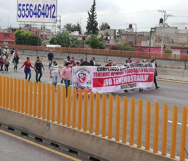 Integrantes de la CTM bloquean la México-Puebla; protestan por falta de empleo ante Covid