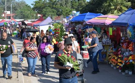 Asisten más de 110 mil visitantes a panteones durante Día de Muertos en Sinaloa