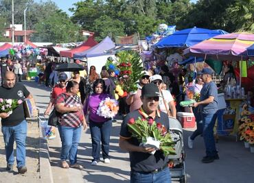 Asisten más de 110 mil visitantes a panteones durante Día de Muertos en Sinaloa