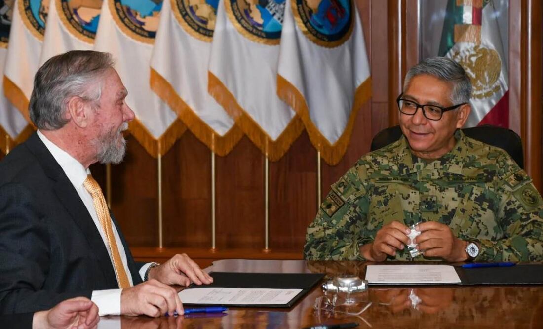 Almirante Raymundo Pedro Morales Ángeles, secretario de Marina y Pritam Singh, Presidente del Consejo Directivo y Director General de Sea Shepherd. Foto: Especial