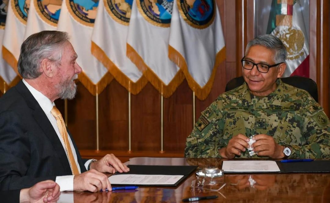 Almirante Raymundo Pedro Morales Ángeles, secretario de Marina y Pritam Singh, Presidente del Consejo Directivo y Director General de Sea Shepherd. Foto: Especial