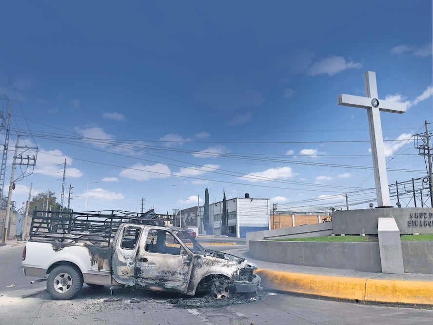 Autos quemados en algunos accesos del municipio de San Juan de los Lagos, Jalisco, luego del fallecimiento de Nemesio Oseguera Cervantes, El Mencho. Foto:  Diego Simón / EL UNIVERSAL