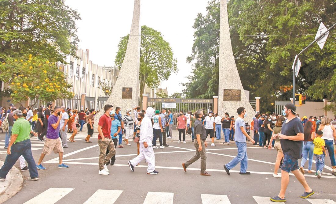 Los votantes frente a la escuela Vicente Rocafuerte durante las elecciones generales en Guayaquil, Ecuador; ayer se dio la primera vuelta. Foto: Ángel de Jesús. AP