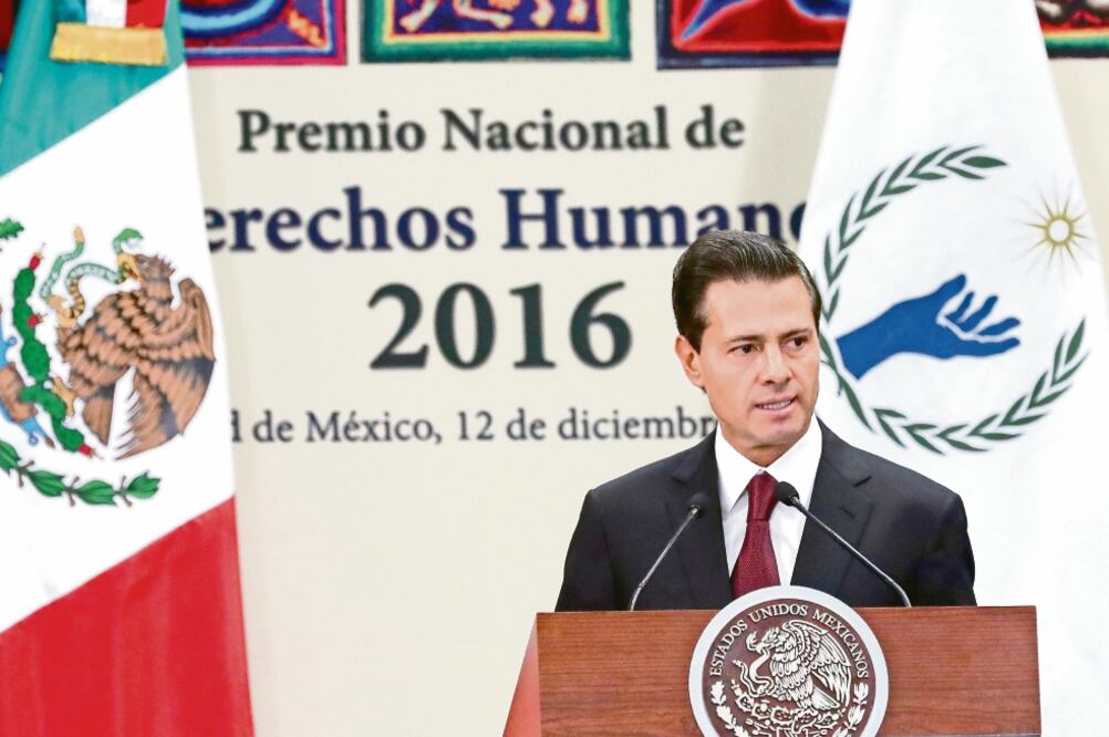 Al entregar el Premio Nacional de Derechos Humanos 2016, el presidente Enrique Peña Nieto explicó que la promoción de las garantías es una causa que compromete a todos y que se debe fomentar desde edad temprana (LUCÍA GODÍNEZ. EL UNIVERSAL)