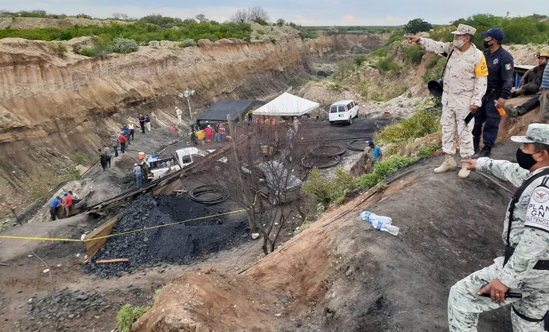 En la puerta principal de la mina esperan familias de trabajadores. Foto: Especial.