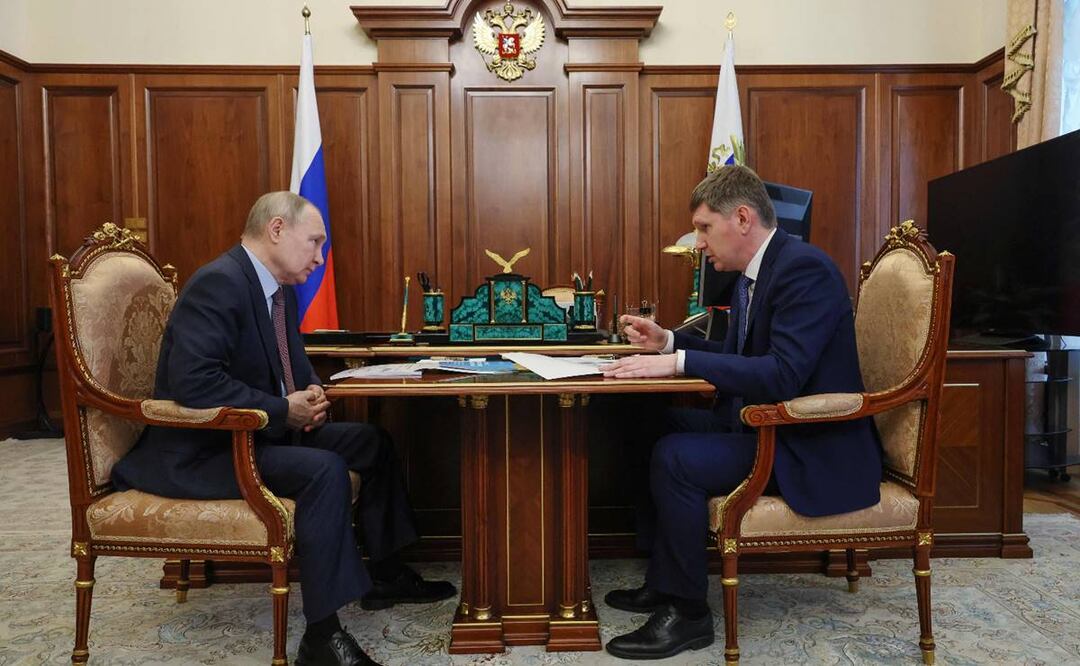 El presidente ruso, Vladimir Putin, se reúne con el ministro de Desarrollo Económico, Maxim Reshetnikov, en el Kremlin de Moscú, un día después del supuesto ataque con drones al recinto. Foto: AFP