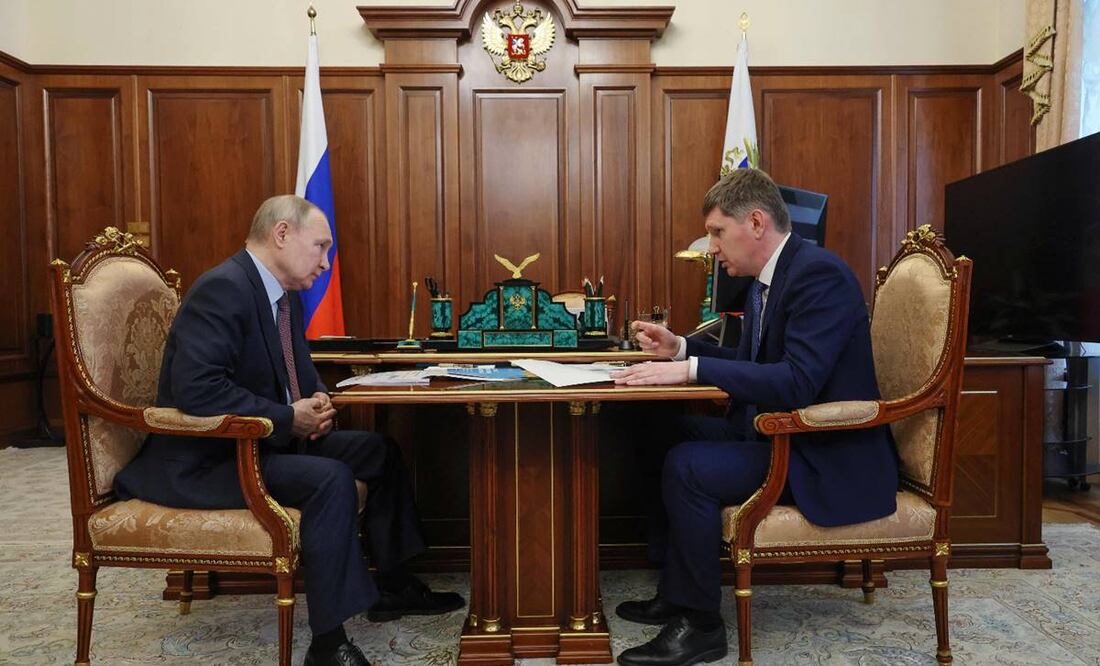 El presidente ruso, Vladimir Putin, se reúne con el ministro de Desarrollo Económico, Maxim Reshetnikov, en el Kremlin de Moscú, un día después del supuesto ataque con drones al recinto. Foto: AFP