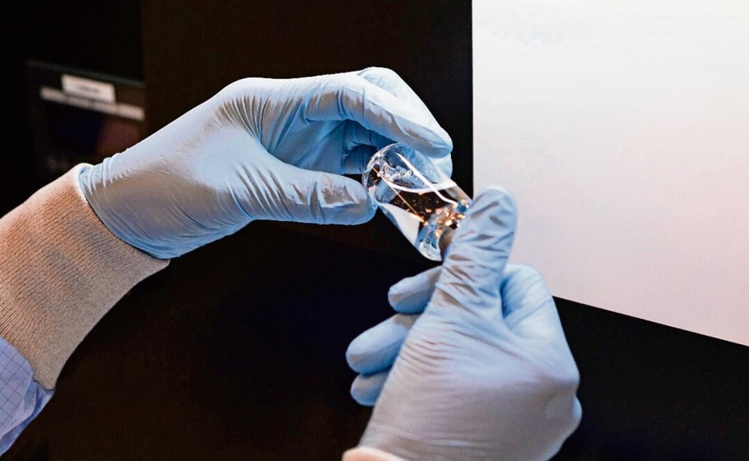 In this March 2020 photo provided by Gilead Sciences, a vial of the investigational drug remdesivir is visually inspected at a Gilead manufacturing site in the United States - Photo: Gilead Sciences/AP