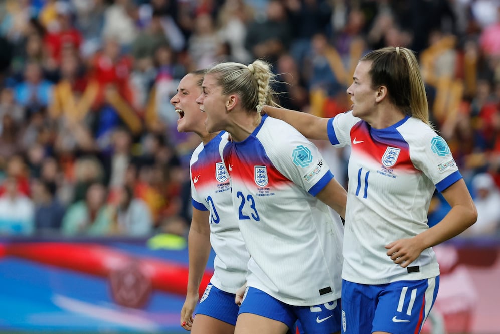 Inglaterra en festejo de gol, tras propinarle a España una primera anotación en la final de la Eurocopa Femenina - Foto: EFE