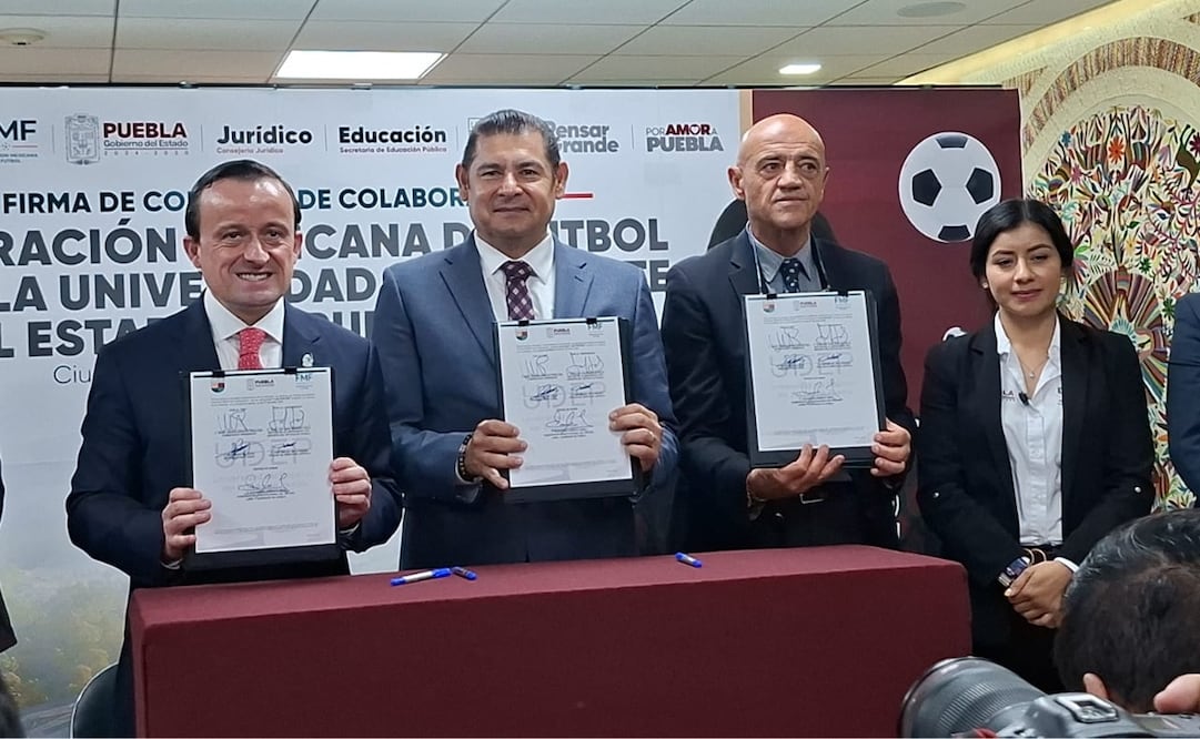 Mikel Arriola, Alejandro Armenta y José Luis Sánchez Solá durante la firma del convenio. FOTO: Sebastián García/ EL UNIVERSAL