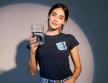 Esmeralda Pimentel muestra orgullosa su cuerpo desnudo con estrías