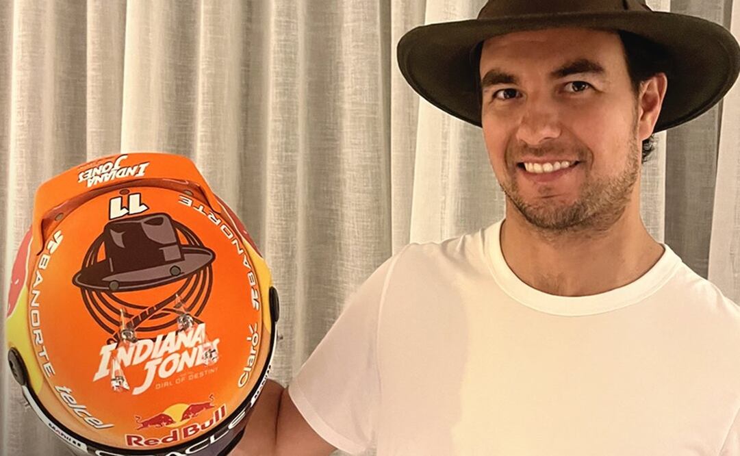 Checo Pérez y su casco de Indiana Jones