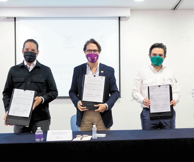 El gobernador Francisco Domínguez, y los directores de Teletón y del IMSS, Fernando Landeros y Zoé Robledo, en la firma. Foto: ESPECIAL