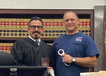 Hijo de “Kiki” Camarena ahora es juez; desempolva las esposas de su padre para usarlas contra Caro Quintero, ya entregado en EU