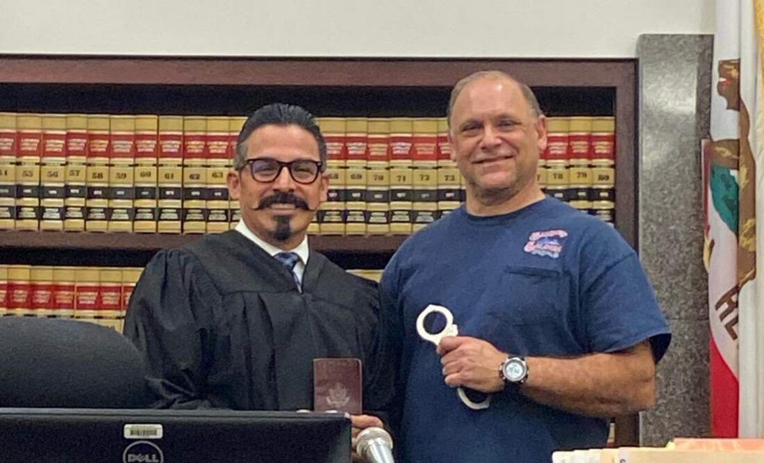 En un gesto simbólico, el juez Enrique 'Kiki' Camarena Jr. entregó las esposas de su padre al exagente de la DEA Steve Paris. Foto: X @illicitinv