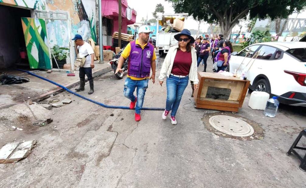 Atiende Evelyn Parra a personas afectadas por lluvias en Venustiano Carranza (11/08/2025). Foto: Especial
