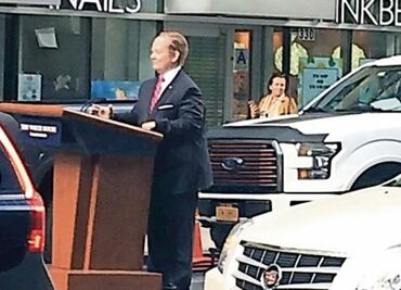 Melissa McCarthy parodia a Sean Spicer