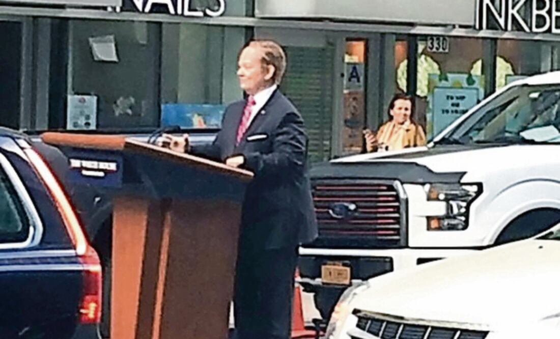 Vestía traje y le gritaba a lo autos (TOMADA DE INTERNET)