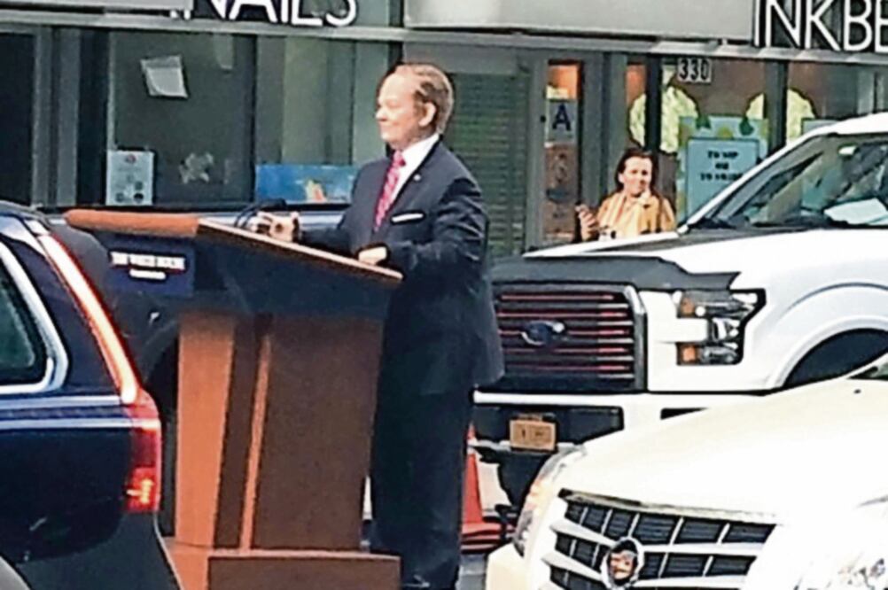 Vestía traje y le gritaba a lo autos (TOMADA DE INTERNET)