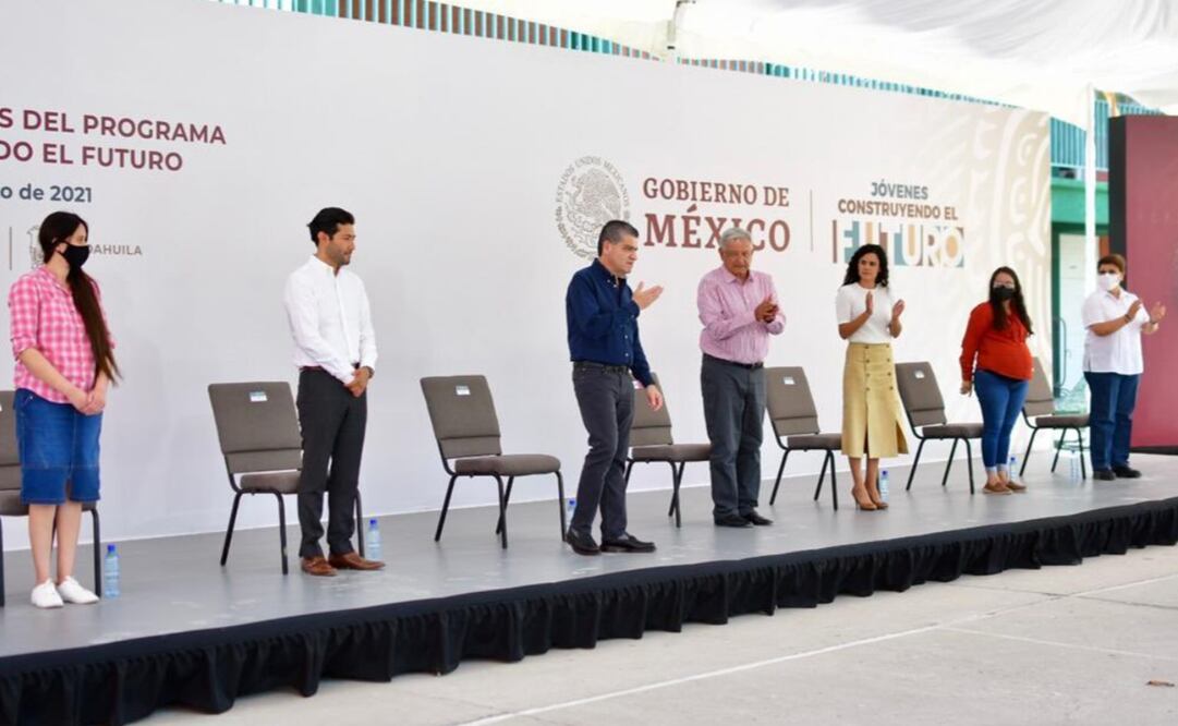 En Coahuila, el presidente López Obrador evaluó los avances del programa “Jóvenes Construyendo el Futuro”. Foto: Twitter @mrikelme