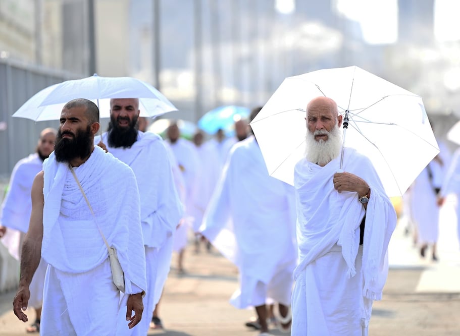 Los peregrinos musulmanes se dirigen al campamento de Mina para el inicio de la peregrinación Hajj 2024, en La Meca, Arabia Saudita. Foto: EFE