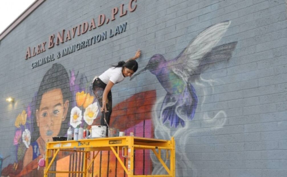 Pintan mural contra el encarcelamiento de niños migrantes en EU